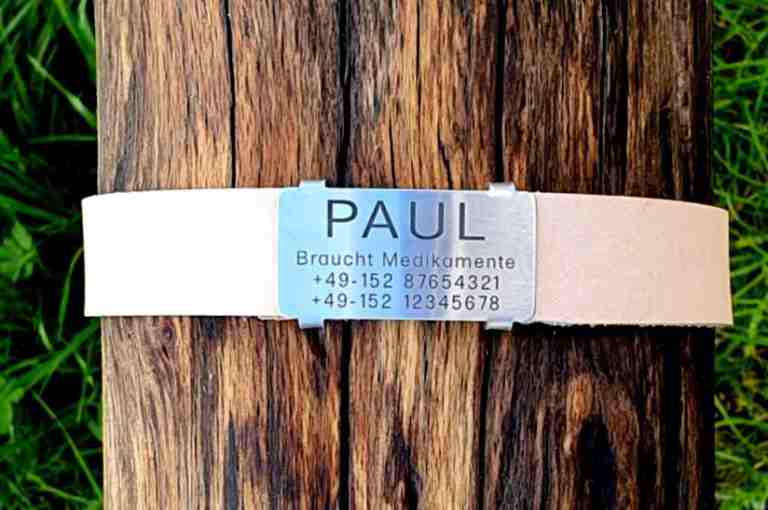 Edelstahl-Plakette für Lederhalsbänder mit Breite 23-26 mm, 18,00 €.